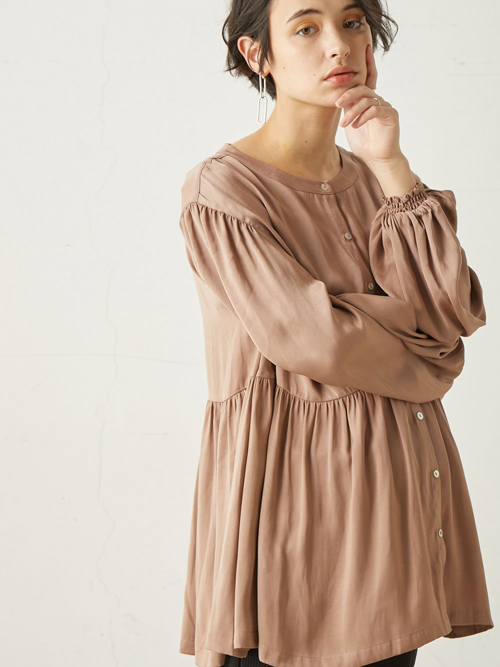 マタニティ オフィス 通勤服 | 【出産後も長く使える】ヴィンテージサテン ボリュームスリーブティアードブラウス マタニティ・授乳服 |マタニティウェア・授乳服通販| エンジェリーベ 公式 マタニティ オフィス 通勤服 | 【出産後も長く使える】ヴィンテージサテン ボリュームスリーブティアードブラウス マタニティ・授乳服 |マタニティウェア・授乳服通販| エンジェリーベ 公式