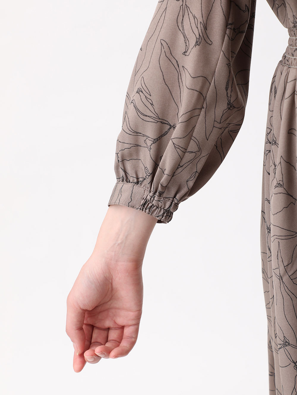 人気完売品★ 【産前・産後対応】マタニティ／シャーリングVワンピース★新品 LEPSIM マタニティ 「産前・産後対応」マタニティ／シャーリング