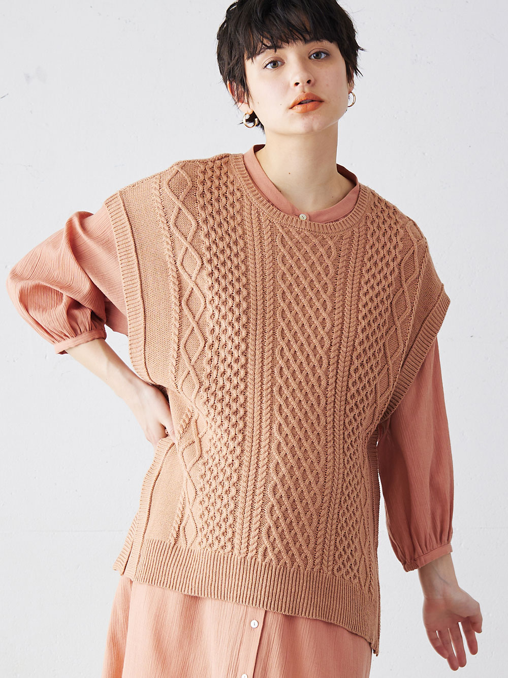 マタニティ トップス|授乳も便利なケーブルニットベスト　マタニティ・授乳服【出産後も長く使える】|ピンクブラウン