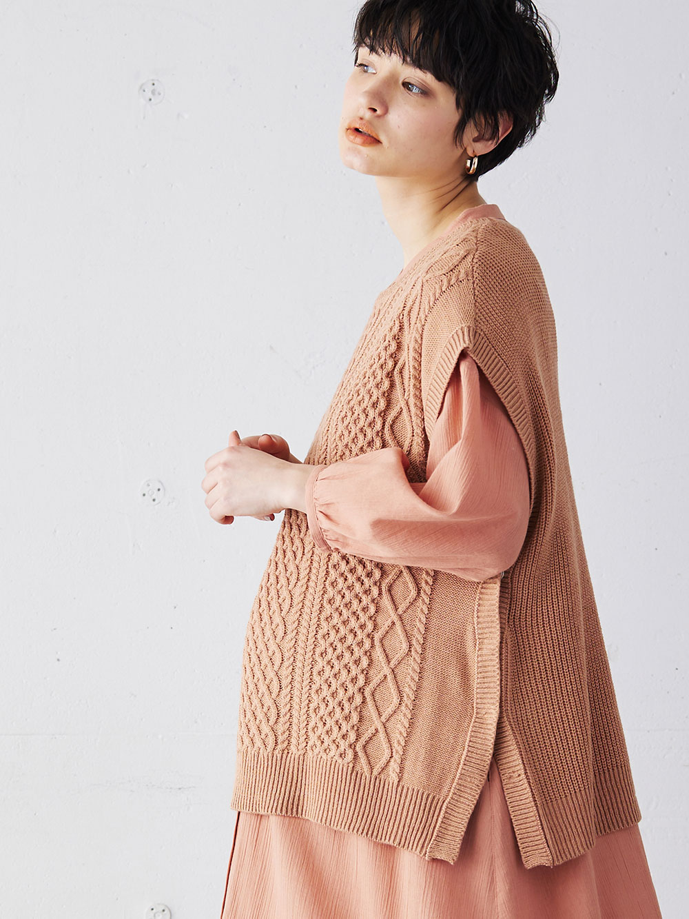 マタニティ トップス|授乳も便利なケーブルニットベスト　マタニティ・授乳服【出産後も長く使える】|ピンクブラウン