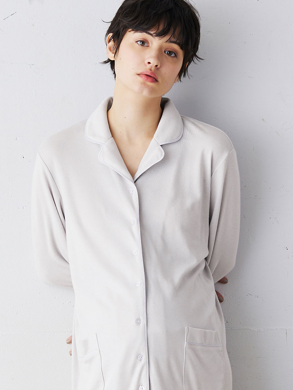 マタニティ パジャマ・ルームウェア|マタニティ期から産後まで使える 快適シームレステーラードスムースパジャマ 親子コーデ 産院推奨 ポケット付 授乳しやすい 産前・産後 セット商品 洗濯機OK/ネット使用OK|ペールグレー