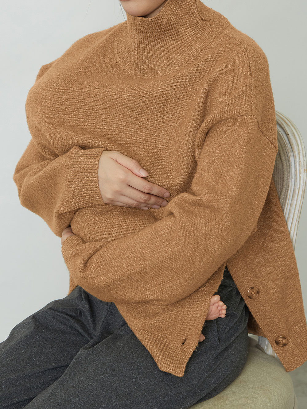 マタニティ トップス|【親子コーデ可】サイドボタンタートルサステナブルニットプルオーバー　マタニティ・授乳服