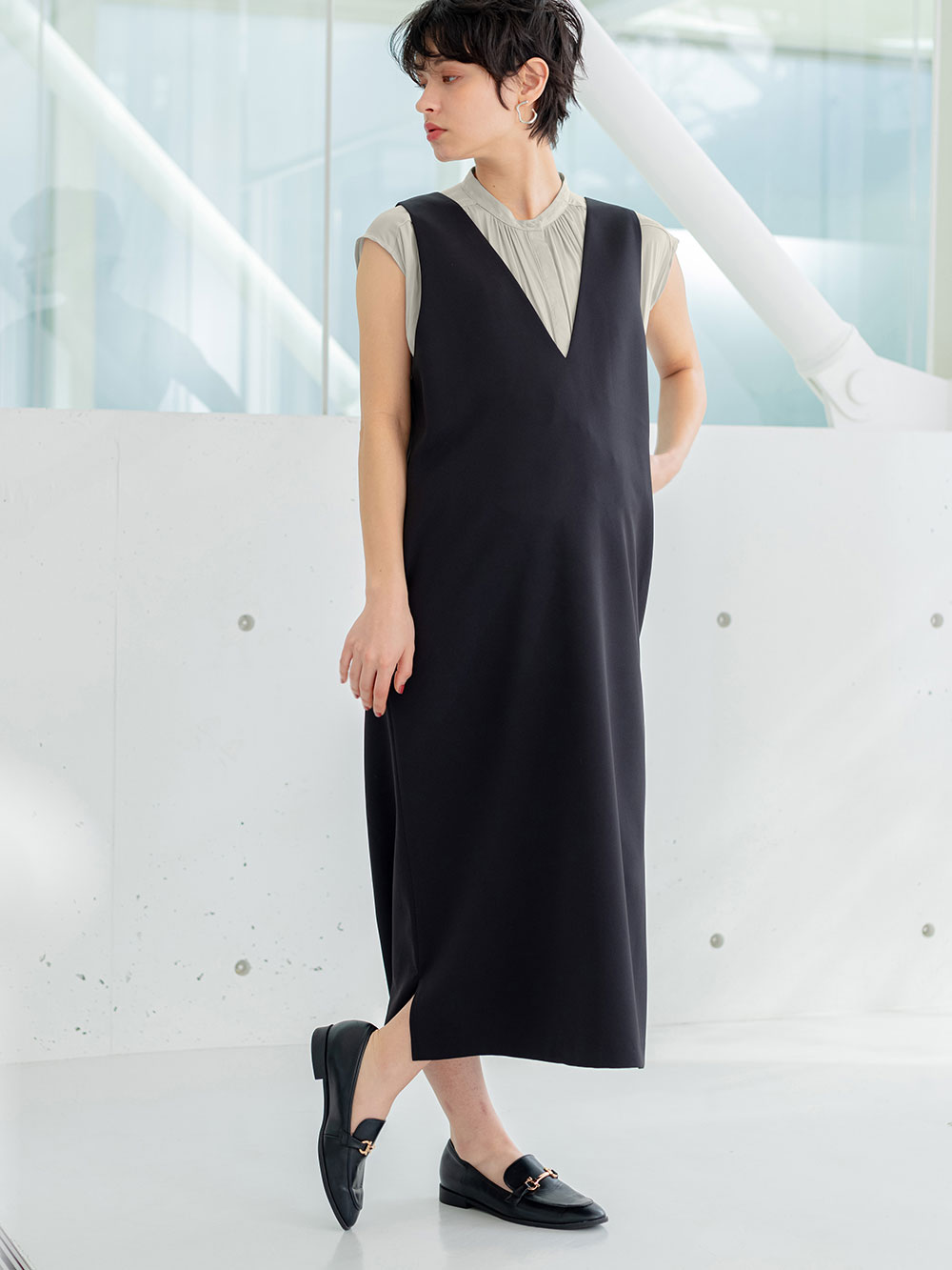 マタニティ ワンピース|Vネックロングジャンパースカート　マタニティ・授乳服【出産後も長く使える】|ブラック