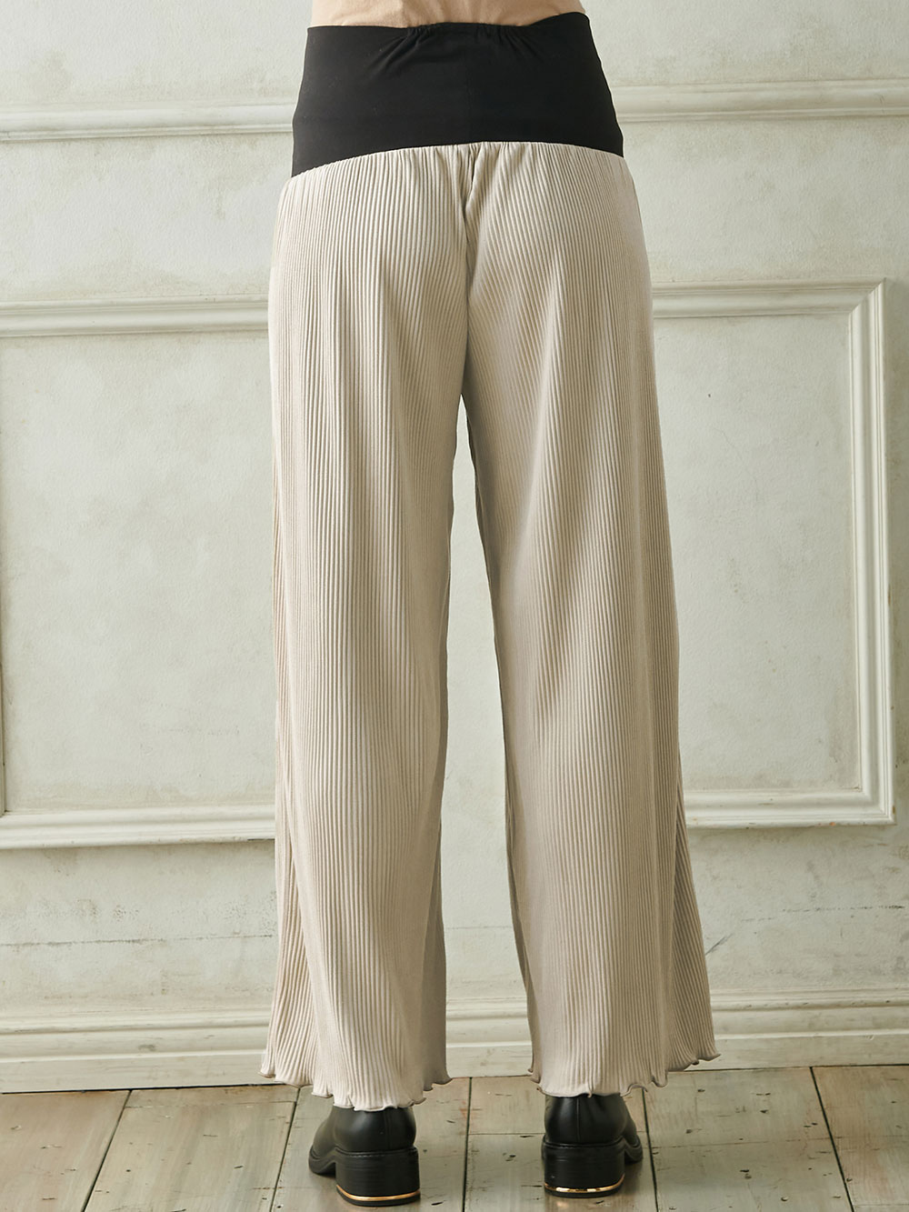 マタニティ パンツ|fairy（フェアリー）スウェード調プリーツパンツ　マタニティ・産後【出産後も長く使える】