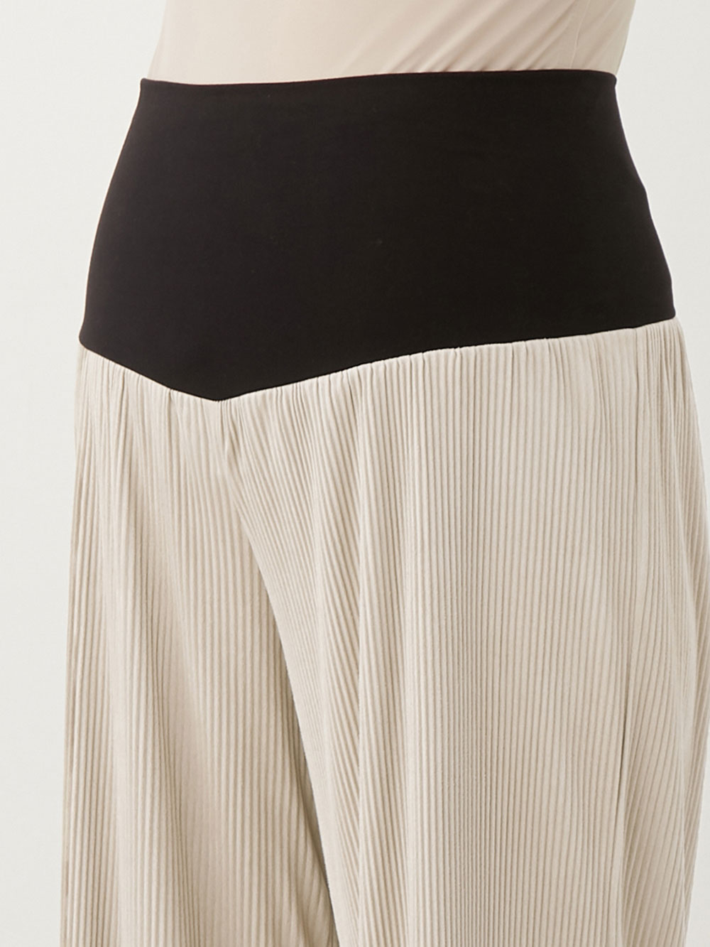 マタニティ パンツ|fairy（フェアリー）スウェード調プリーツパンツ　マタニティ・産後【出産後も長く使える】