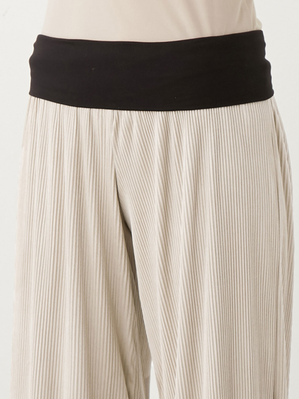 マタニティ パンツ|fairy（フェアリー）スウェード調プリーツパンツ　マタニティ・産後【出産後も長く使える】