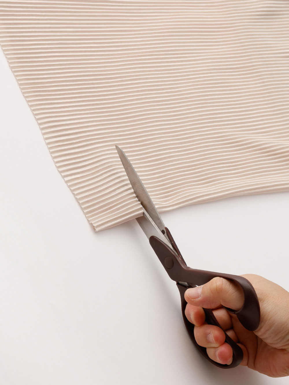 マタニティ パンツ|裾が床につかない機能付フリーカットできるプリーツパンツ マタニティ・産後【出産後も長く使える】