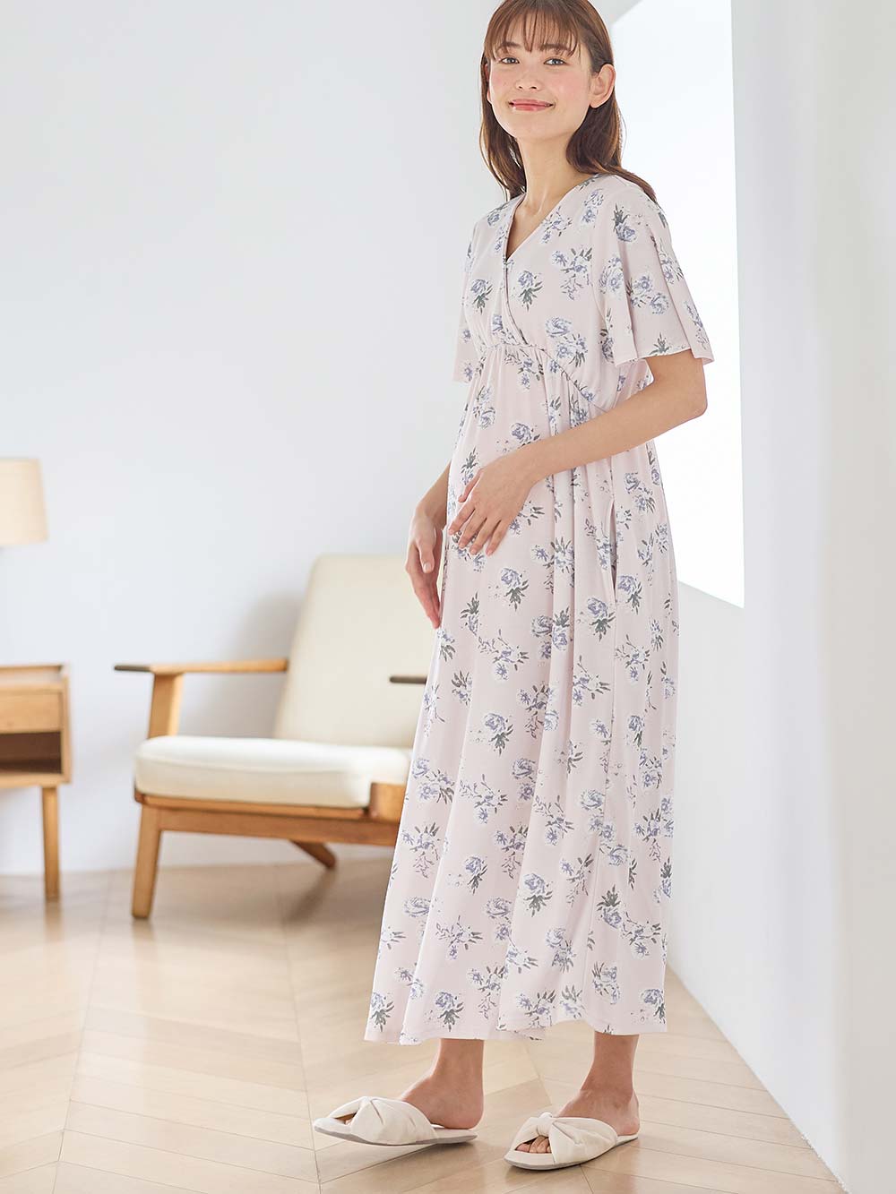 マタニティ パジャマ・ルームウェア|【親子コーデ可】スムースカシュクールパット付フレアスリーブネグリジェ　マタニティ・産後授乳服【出産後も長く着れる】|ペールピンク×プリント