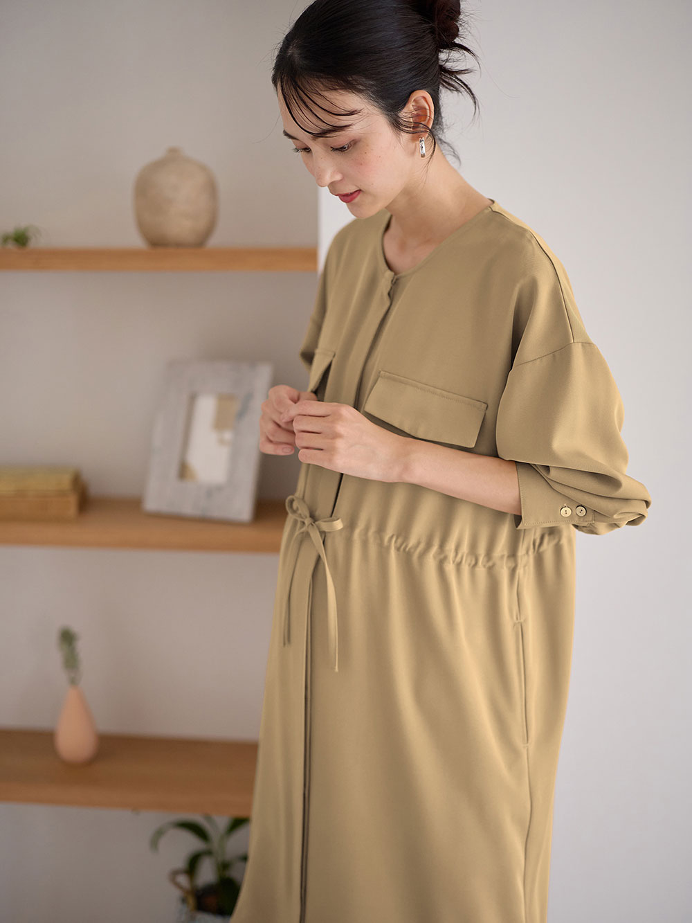 マタニティ ワンピース|羽織りにもなるフラップポケットワンピース　マタニティ・授乳服【出産後も長く使える】|ベージュ