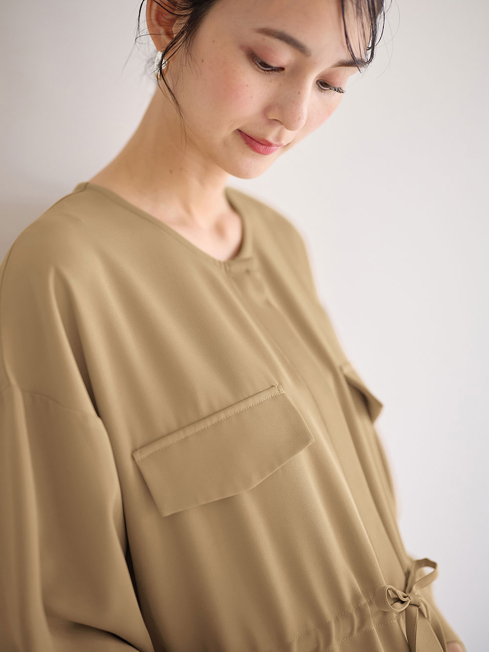 マタニティ ワンピース|羽織りにもなるフラップポケットワンピース　マタニティ・授乳服【出産後も長く使える】|ベージュ