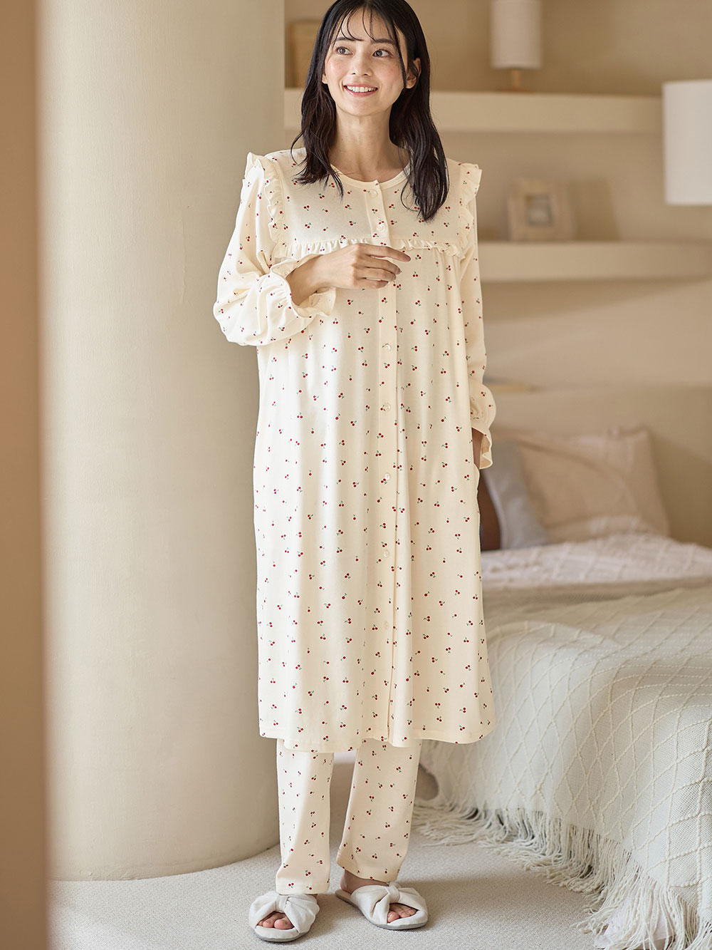 マタニティ パジャマ・ルームウェア|【親子コーデ可】綿混やわらかスムースチェリープリントフリルパジャマ マタニティ・授乳パジャマ【出産後も長く使える】|オフ