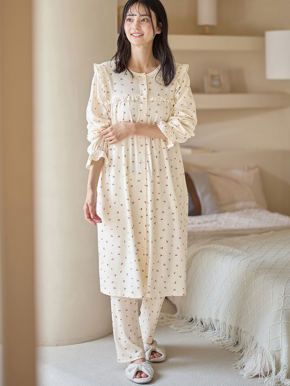 マタニティ パジャマ・ルームウェア|【親子コーデ可】綿混やわらかスムースチェリープリントフリルパジャマ マタニティ・授乳パジャマ【出産後も長く使える】|オフ