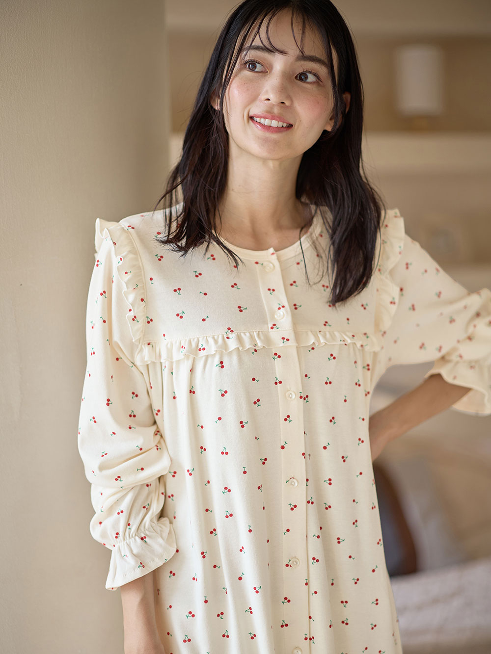 マタニティ パジャマ・ルームウェア|【親子コーデ可】綿混やわらかスムースチェリープリントフリルパジャマ マタニティ・授乳パジャマ【出産後も長く使える】|オフ