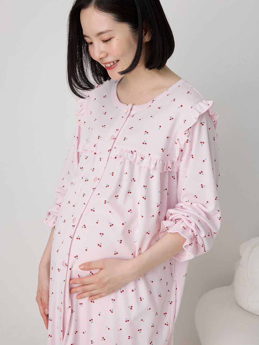 マタニティ パジャマ・ルームウェア|【親子コーデ可】綿混やわらかスムースチェリープリントフリルパジャマ マタニティ・授乳パジャマ【出産後も長く使える】|ピンク