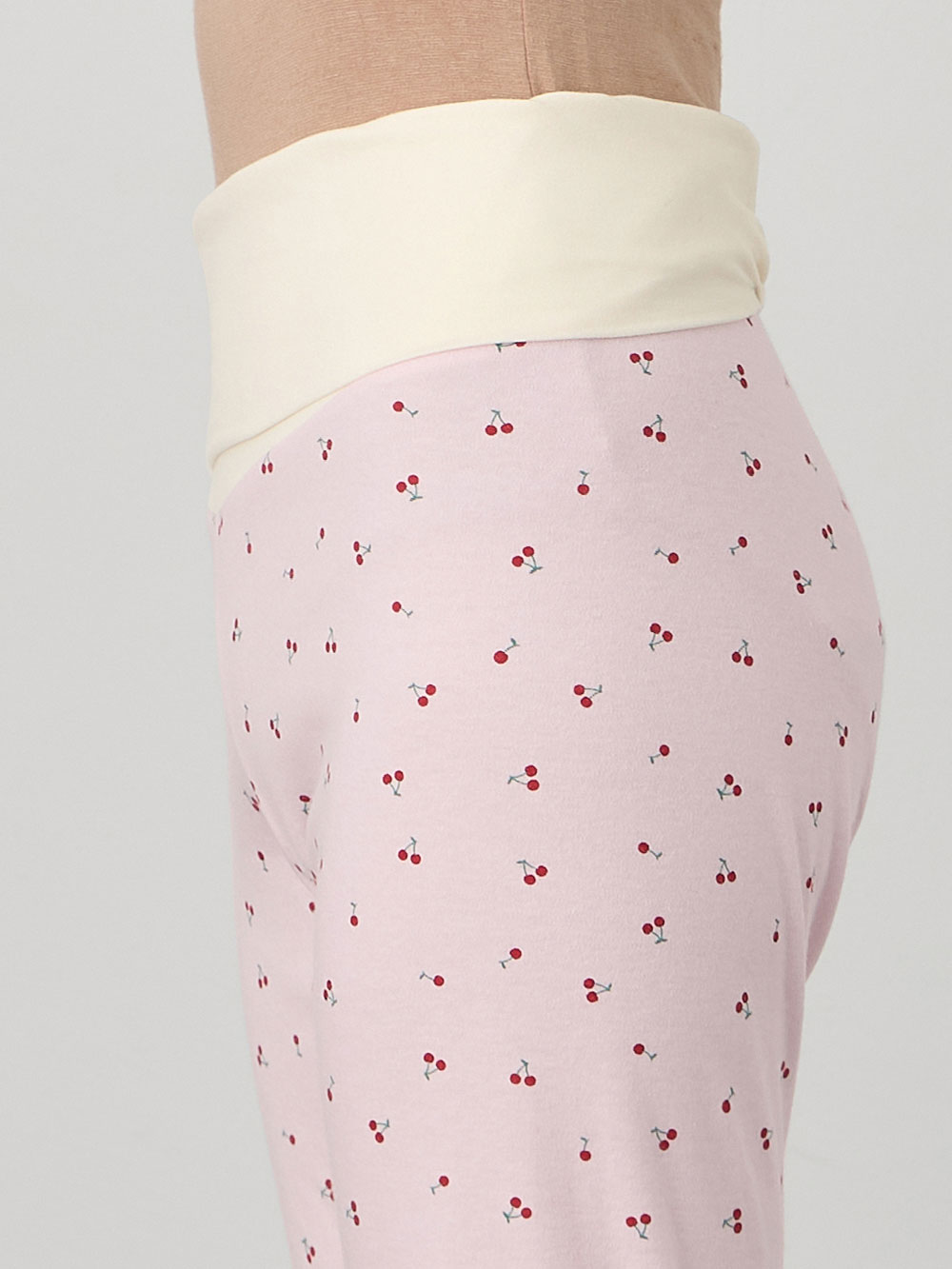 マタニティ パジャマ・ルームウェア|【親子コーデ可】綿混やわらかスムースチェリープリントフリルパジャマ マタニティ・授乳パジャマ【出産後も長く使える】