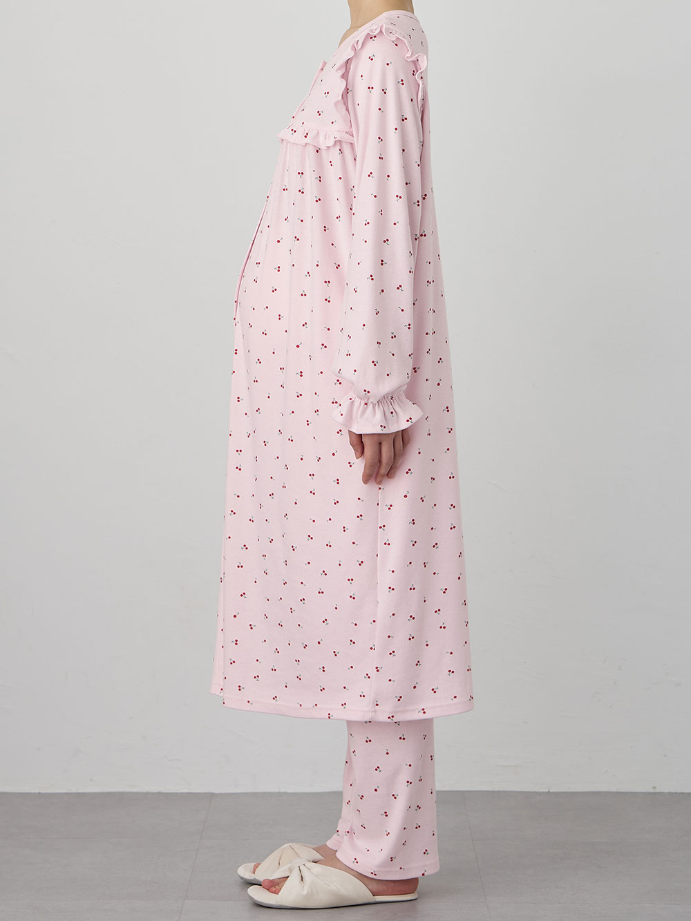 マタニティ パジャマ・ルームウェア|【親子コーデ可】綿混やわらかスムースチェリープリントフリルパジャマ マタニティ・授乳パジャマ【出産後も長く使える】