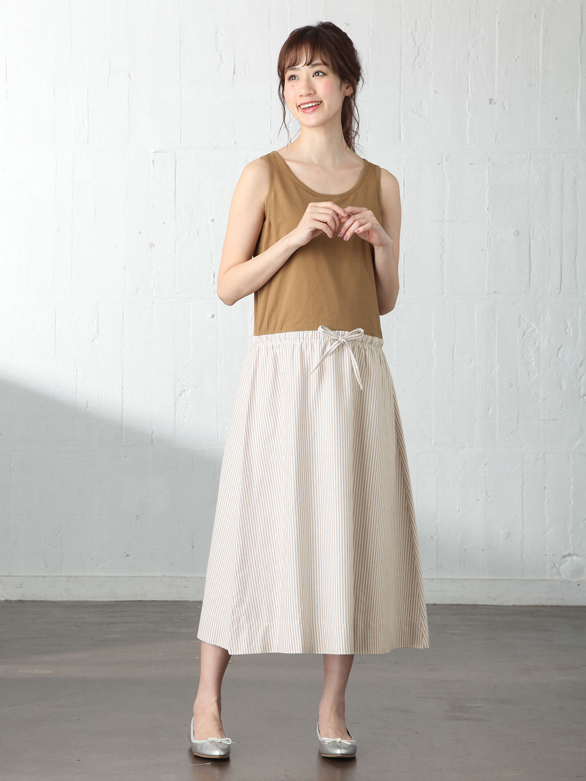 マタニティ ワンピース|ノースリーブギャザーワンピース　マタニティ・授乳服【出産後も長く使える】|ブラウン×ベージュストライプ