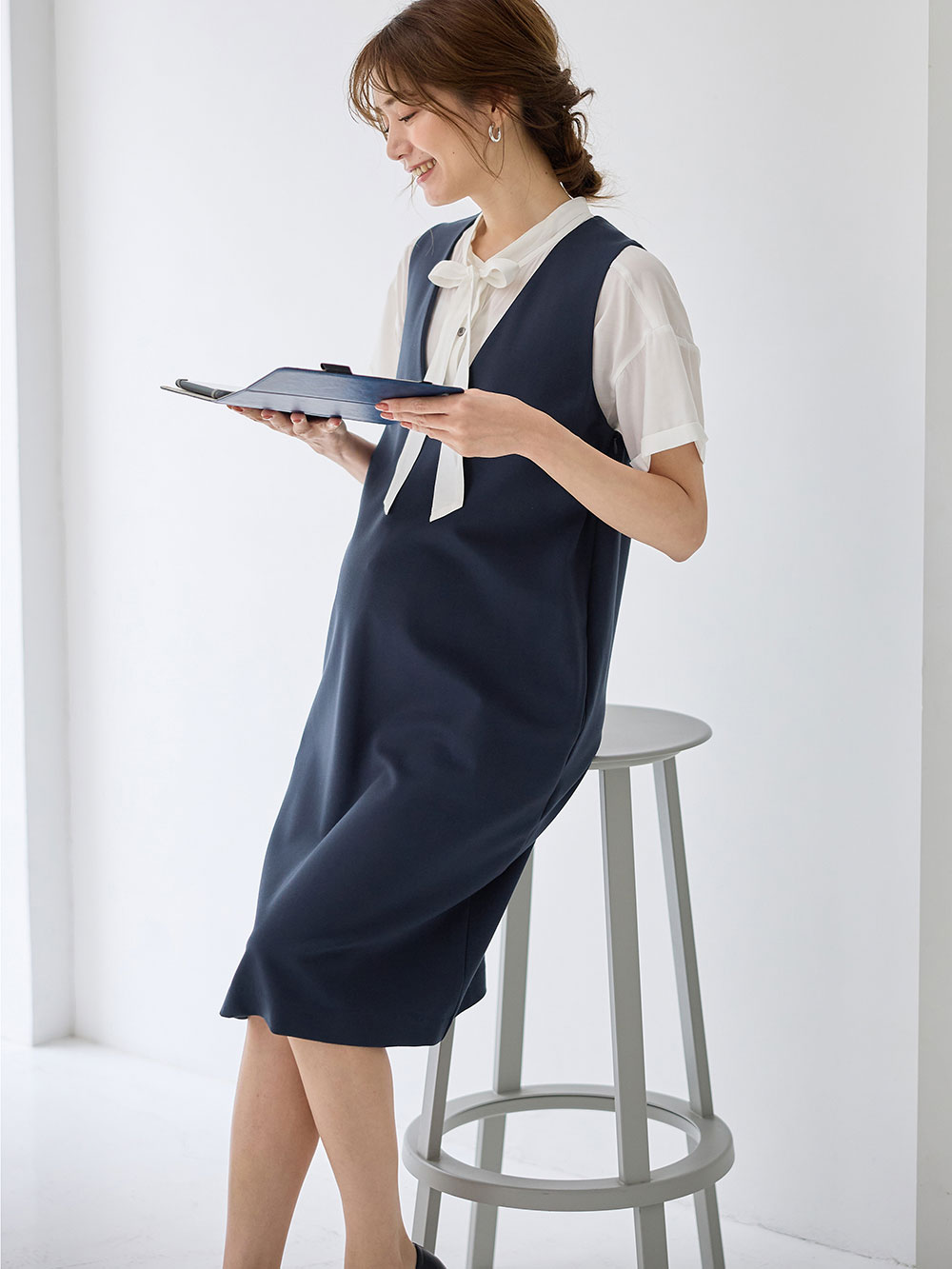 マタニティ ワンピース|【授乳しやすい】ポンチミドルジャンパースカート【出産後も長く使える】|ネイビー