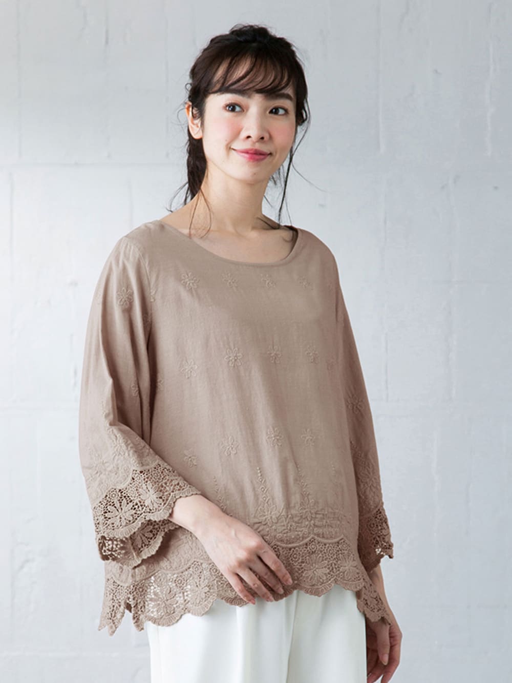 マタニティ トップス|スカラップ刺繍ベルスリーブブラウス マタニティ・授乳服【出産後も長く使える】|ベージュ