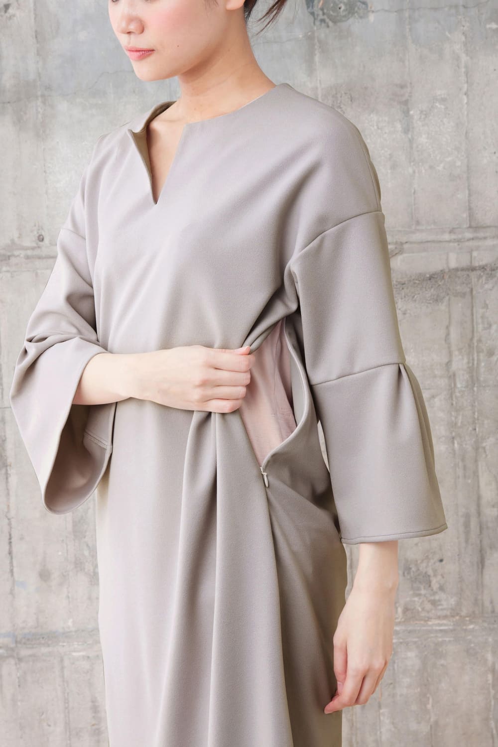 マタニティ ワンピース|スラッシュネック&タックフレアスリーブワンピース マタニティ・授乳服【出産後も長く使える】