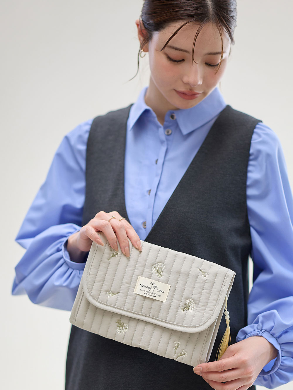 母子手帳ケース|【MAMMY LUNA】イブル　ヌビキルト　マルチケース　母子手帳ケース|グレー（カスミ草）