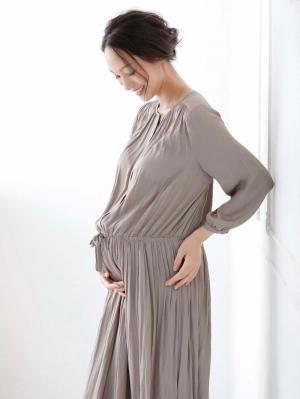 マタニティ ワンピース|八分袖ビンテージサテンギャザーロングワンピース　マタニティ・授乳服【出産後も長く使える】|スモーキーベージュ