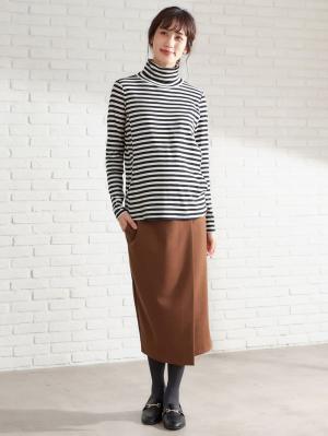 マタニティ トップス|綿混やわらかフライスタートルネックTシャツ　マタニティ・授乳服【出産後も長く使える】|ブラック×オフボーダー