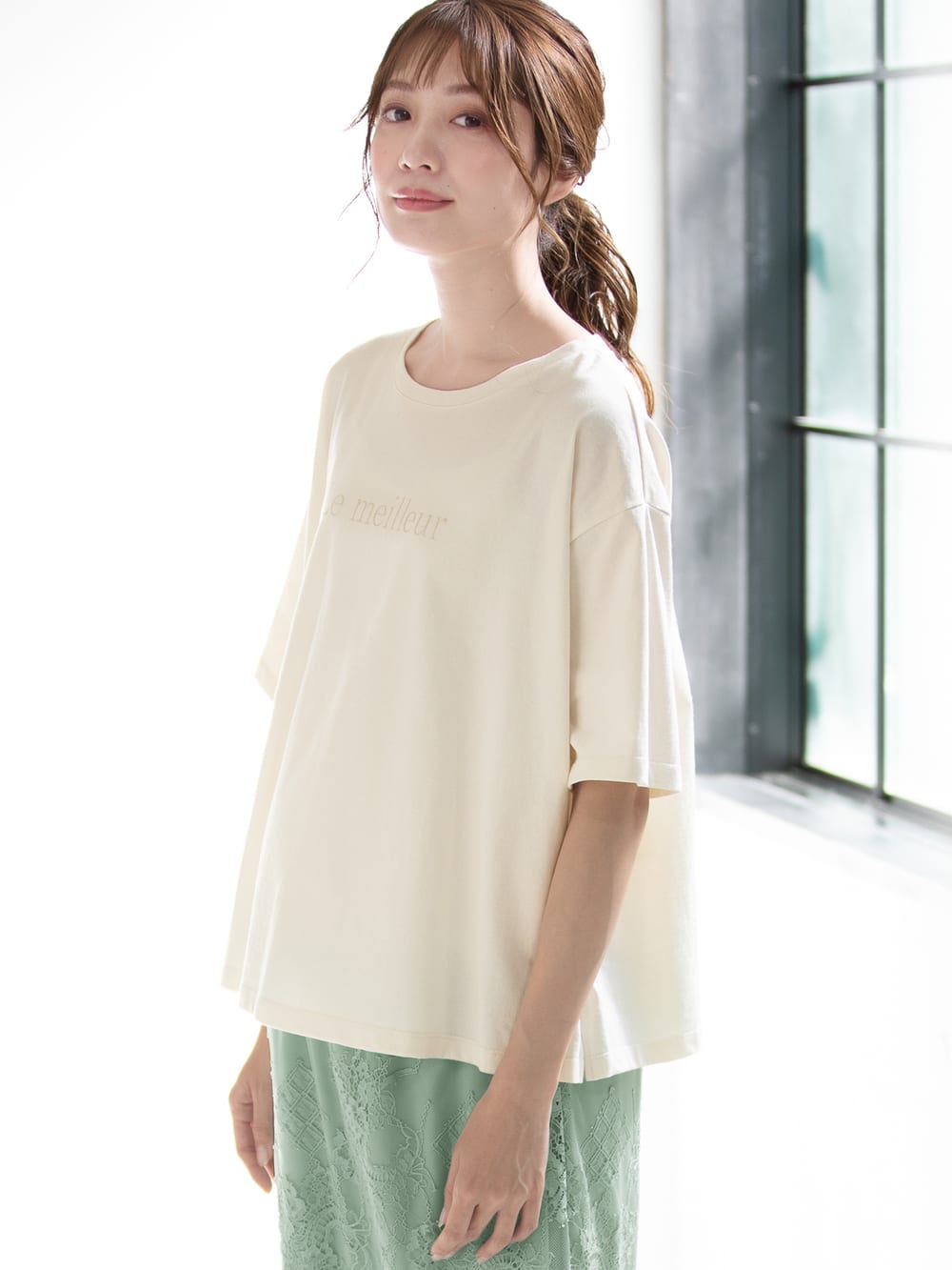 マタニティ トップス|USAコットンドロップショルダーTシャツ マタニティ・授乳服【出産後も長く使える】|オフ(ロゴ)