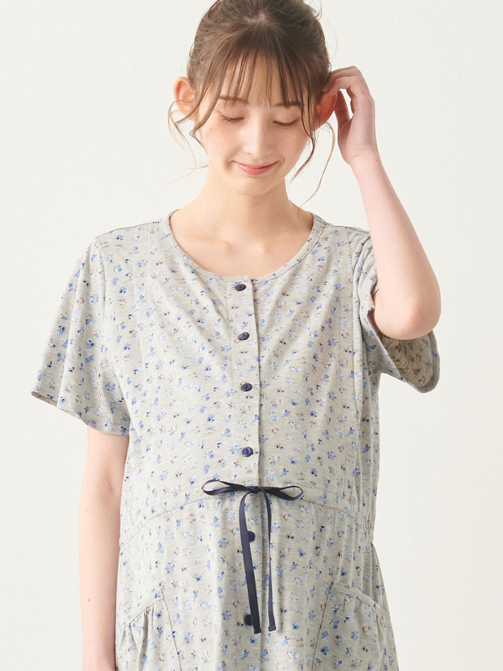 マタニティ パジャマ・ルームウェア|【マタニティ・授乳服】天竺花柄半袖ネグリジェ|グレー