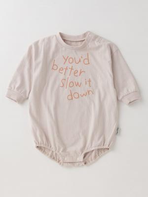 ロンパース・カバーオール|MAKE YOUR DAY（メイクユアデイ）ステッチ風ロゴプリントロンパース|グレイッシュピンク