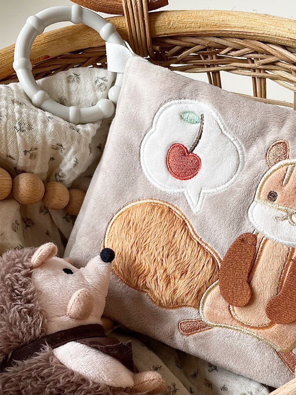 ベビーおもちゃ|【amanoppo】ふんわりえほん りすくんのさくらんぼ探し