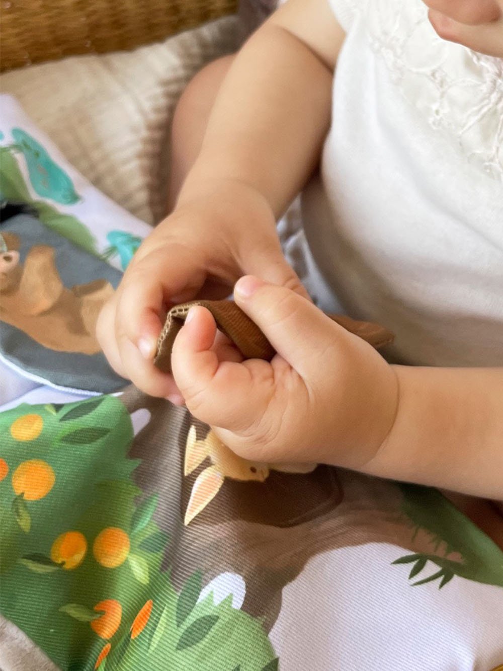 ベビーおもちゃ|【amanoppo】ふんわりえほん りすくんのさくらんぼ探し