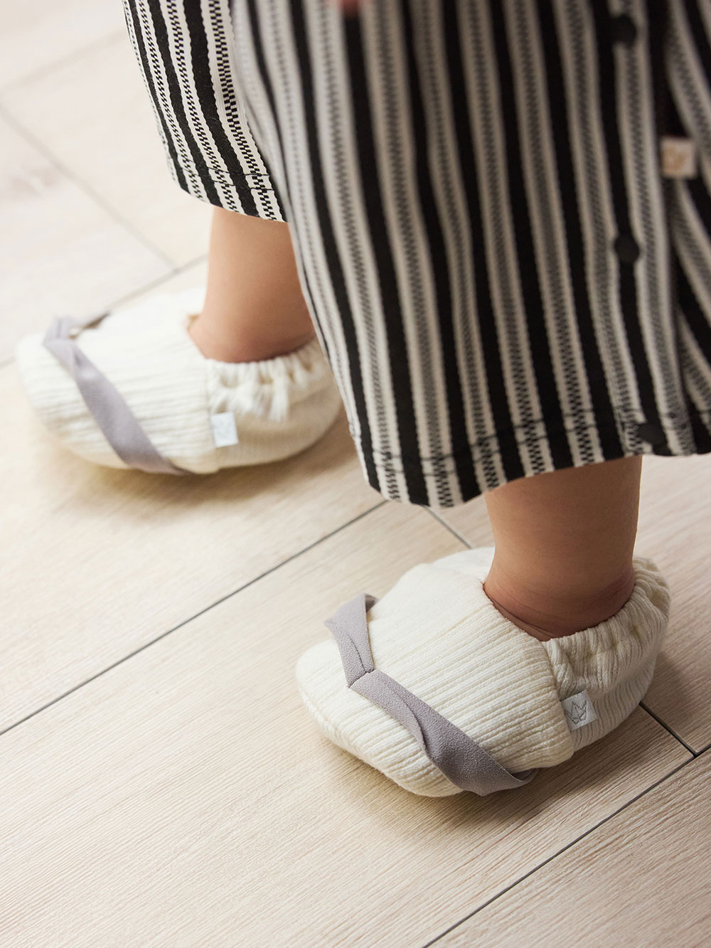 ベビーシューズ・ファーストシューズ・ベビー靴下|【mocmof】鼻緒付きベビーブーティ|グレー