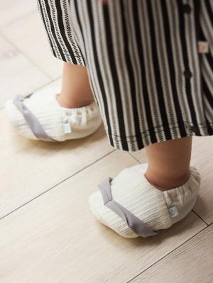 ベビーシューズ・ファーストシューズ・ベビー靴下|【mocmof】鼻緒付きベビーブーティ|グレー