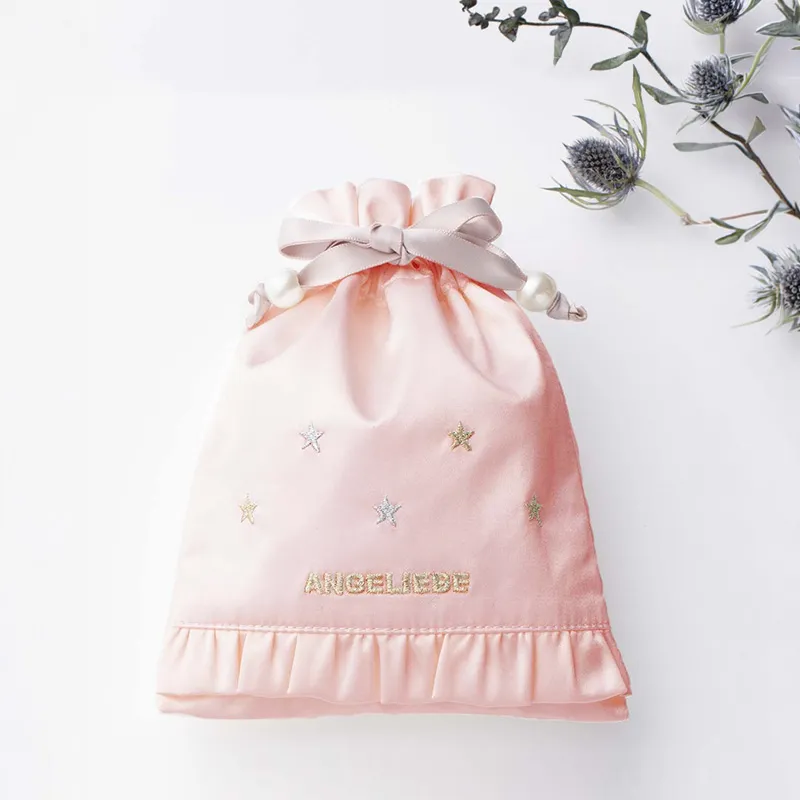 サテン地にきらめく星刺繍の巾着ポーチ